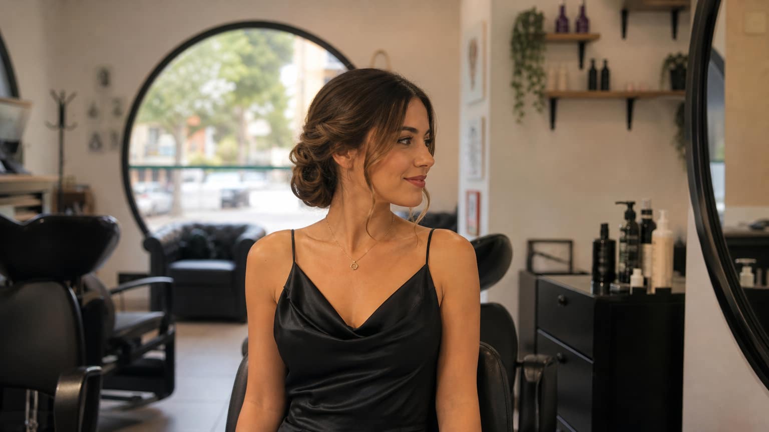 Una mujer que ha aprendido a combinar peinados según el vestido.