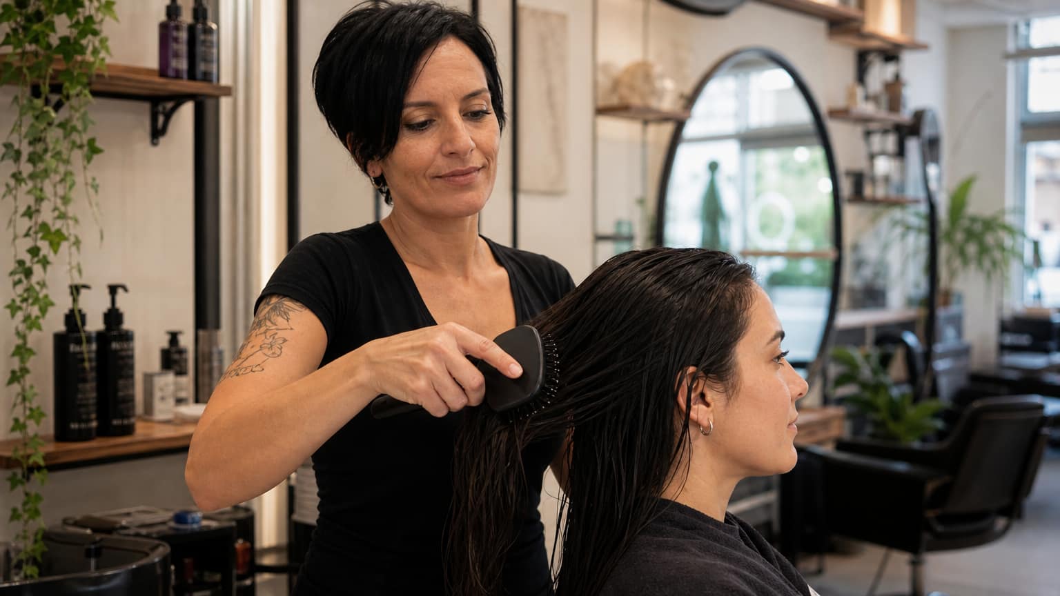 Mujer cepillandose el pelo mojado