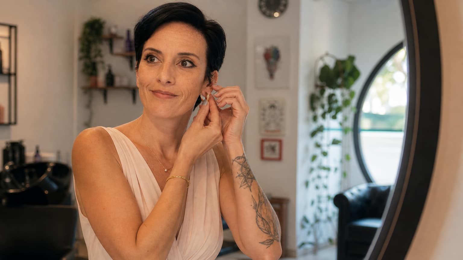 Chica usando joyas, con un vestido corto perfecto para una boda de día.