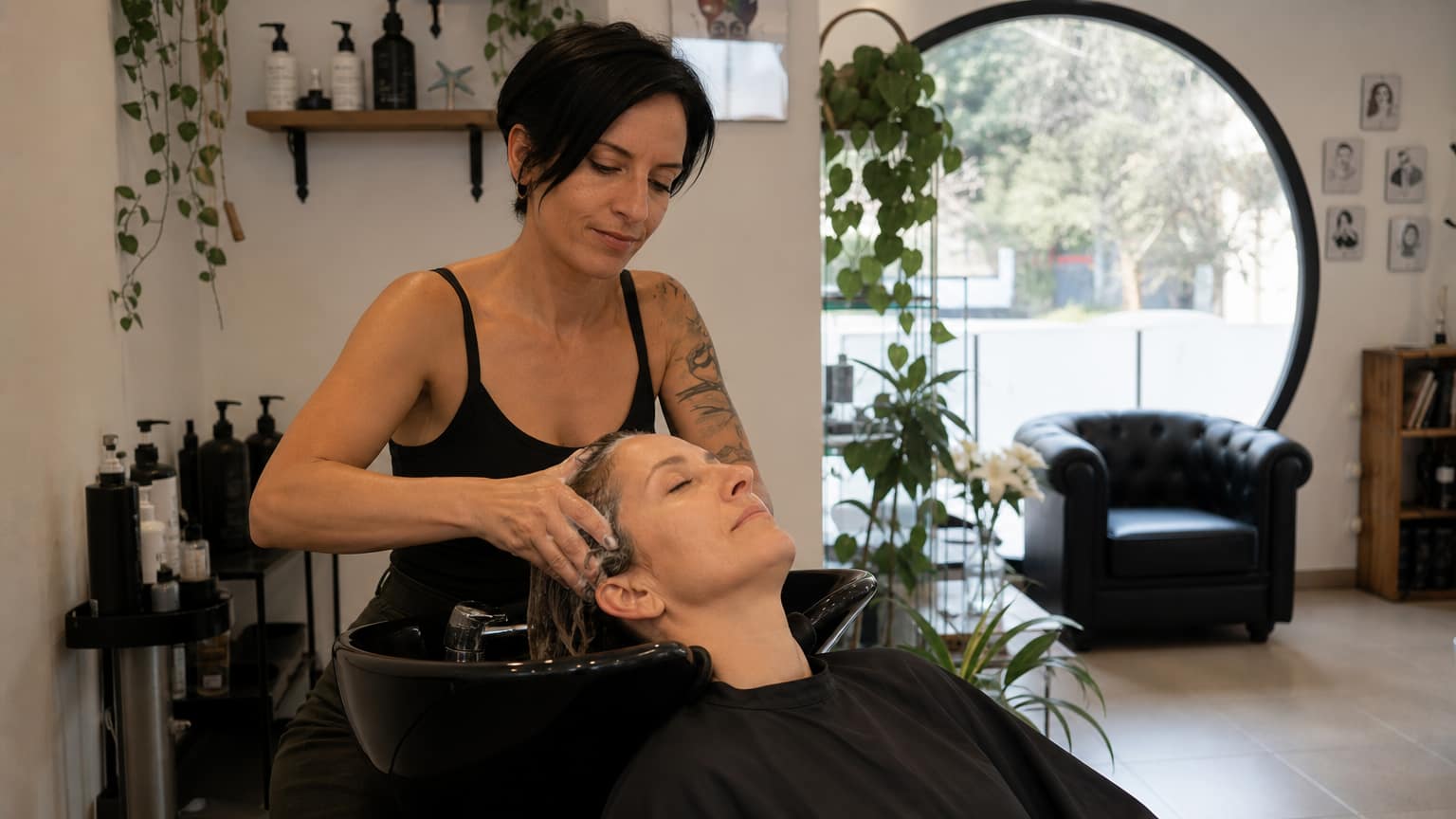 Mujer usando minoxidil para el cabello escaso y fino.