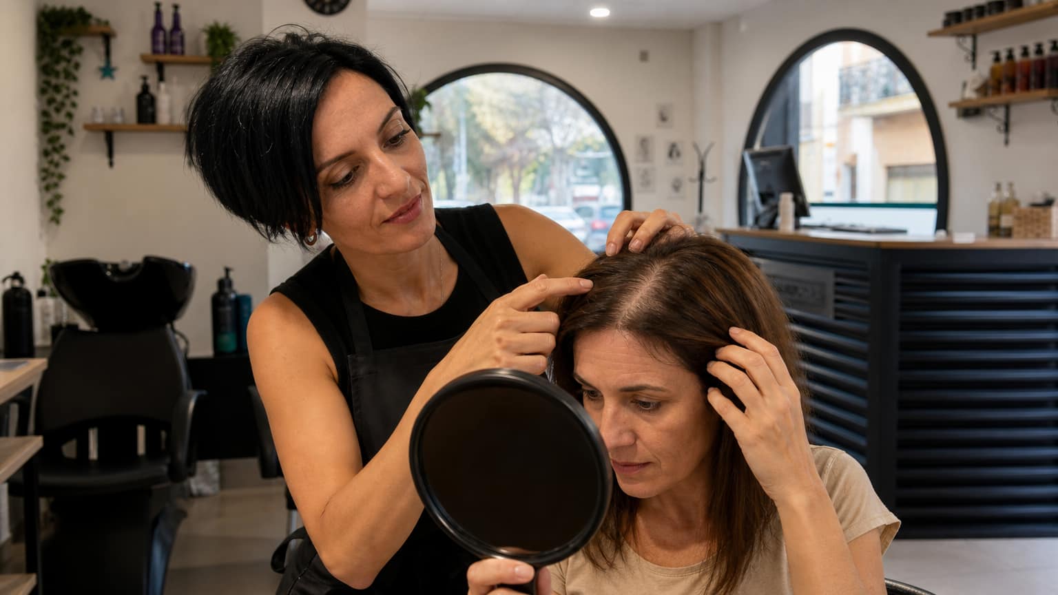 Mujer preocupada porque tiene el cabello fino y escaso, lo que provoca que se le caiga. 