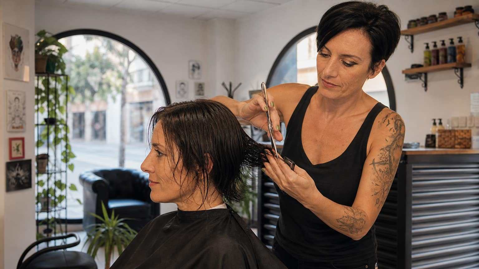 Mujer cortándose el pelo en una peluquería