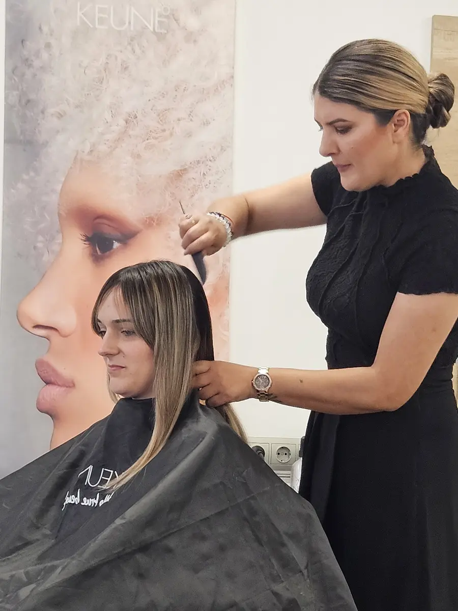 Fany, profesional de CAMPVEL, trabajando en su salón de peluquería