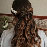 Semirrecogido real de novia con ondas y tocado floral realizado por CAMPVEL
