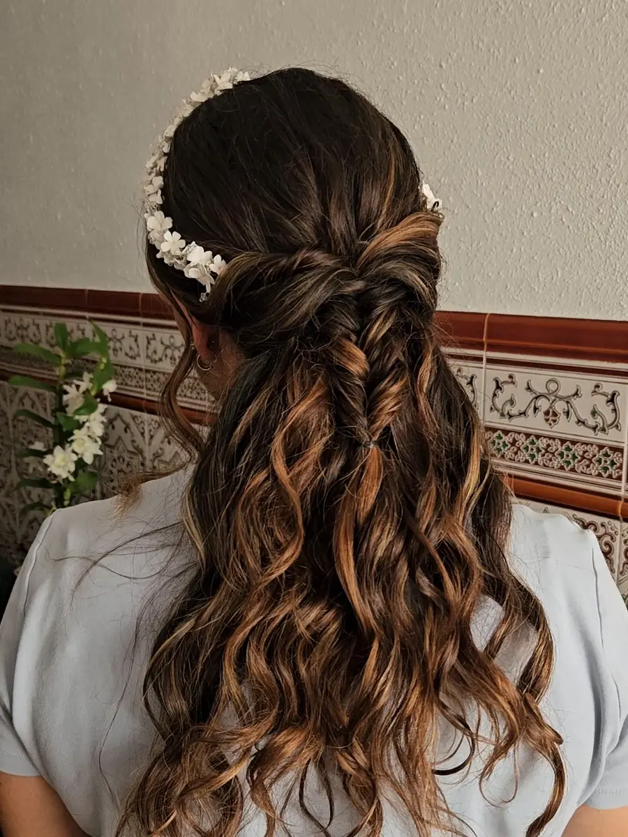 Semirrecogido real de novia con ondas y tocado floral realizado por CAMPVEL