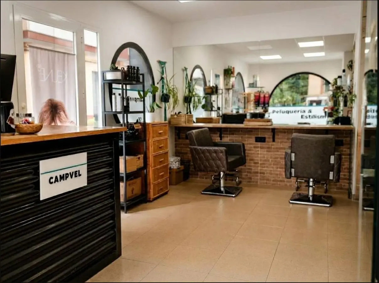 Interior real del salón de peluquería CAMPVEL