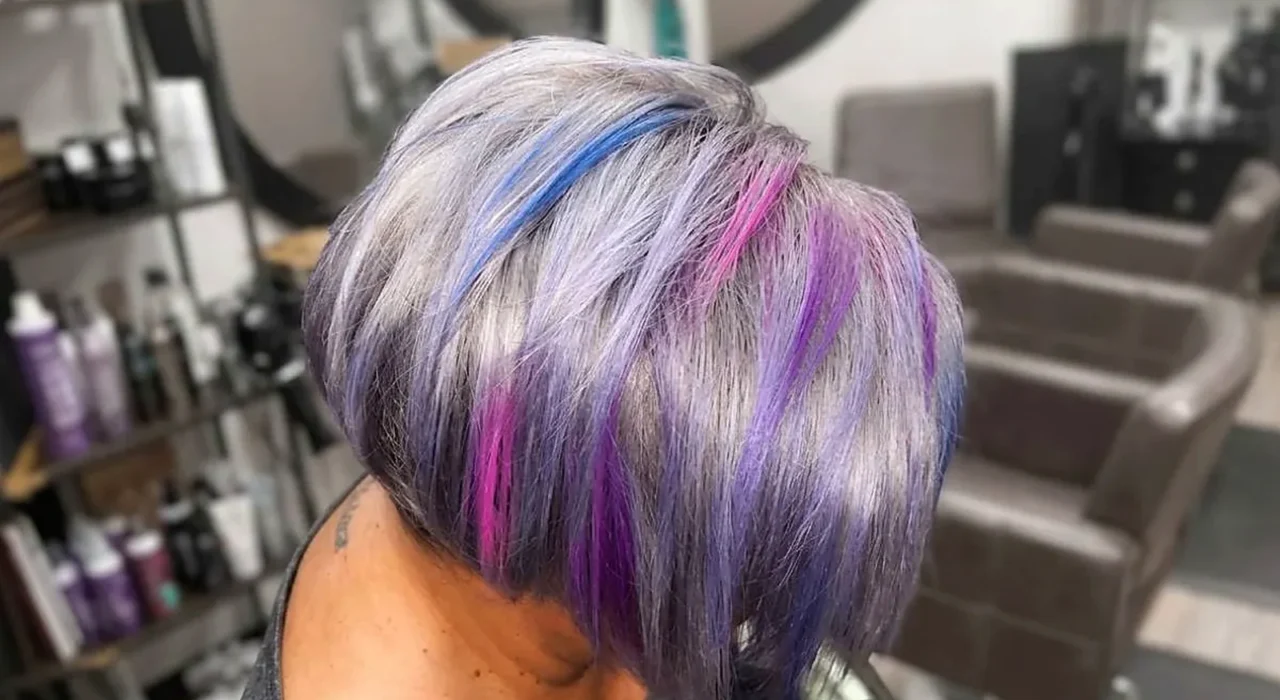 Tinte fantasía violeta, azul y magenta realizado en CAMPVEL Valencia
